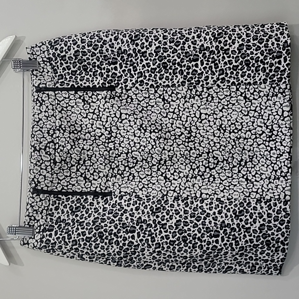 Ann Taylor size 6 skirt. Printed jackguar.